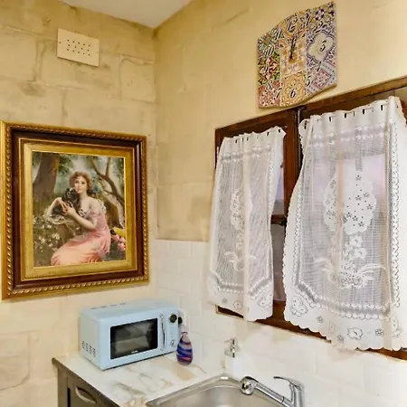 Secluded Maisonette With Caved Pool